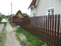 Забор из металлического штакетника высотой 1.5-1.6 м