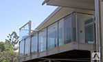Ограждение балкона из нержавейки на стойках со стеклом