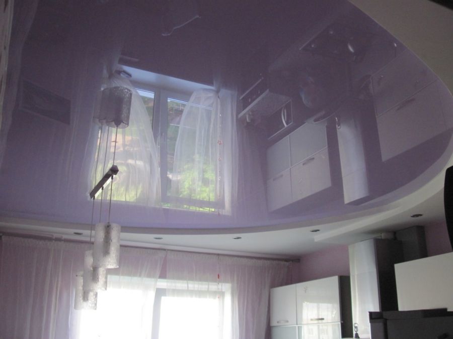 Глянцевый потолок на кухне фото белый