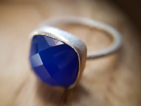Кольцо с синим ониксом и матовым покрытием