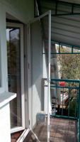 Установка москитной сетки на балконную дверь