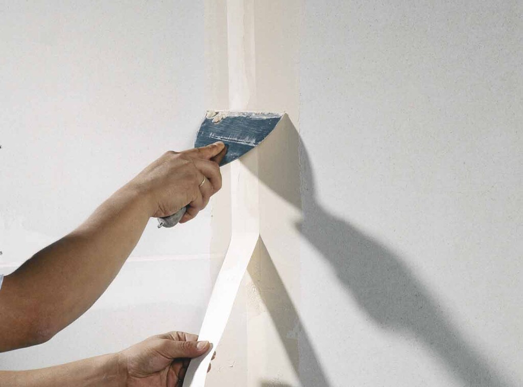 Шпатлевка для гипсокартона. Шпаклёвка стен из гипсокартона. Шпаклевка под обои. Штукатурка гипсокартона под обои. Шпаклевание гкл.