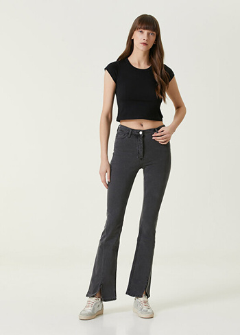 Женские джинсовые брюки sharp серого цвета Dare London