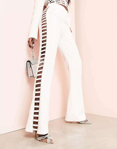 Белые расклешенные брюки однотонного цвета с вырезами из бриллиантов ASOS LUXE