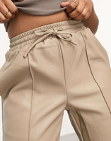 Кремовые широкие брюки из искусственной кожи с эластичной резинкой на талии River Island