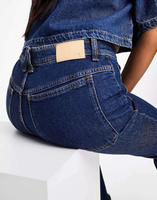 Расклешенные джинсы Mango с низкой посадкой и карманами из синего денима