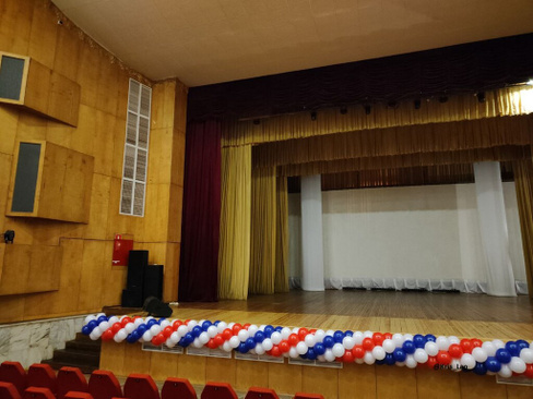 Спираль из шаров трех цветов красных синих белых - гирлянда триколор для оформления актового зала, сцены, выставки , выборов.