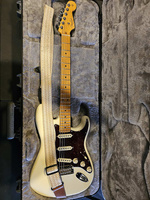Электрогитара Fender American Pro Player Stratocaster with Maple Fretboard 2018 - Present - Polar White
