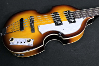 Басс гитара Hofner CAVERN Reissue Beatle Bass HI-CA-PE-SB with Tea Cup Knobs and Upgraded with Flat Wound Strings, White