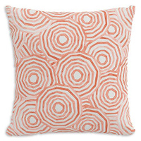 Подушка Umbrella Swirl для улицы кораллового цвета, 18 x 18 дюймов Cloth & Company, цвет Orange