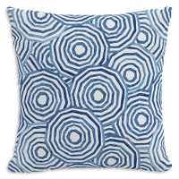 Подушка для улицы Umbrella Swirl темно-синего цвета, 20 x 20 дюймов Cloth & Company, цвет Blue